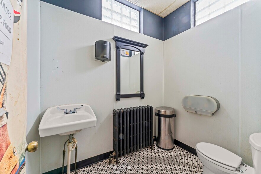 More Photos Of 105 Holbert Stretch, Dilliner Bar For Sale