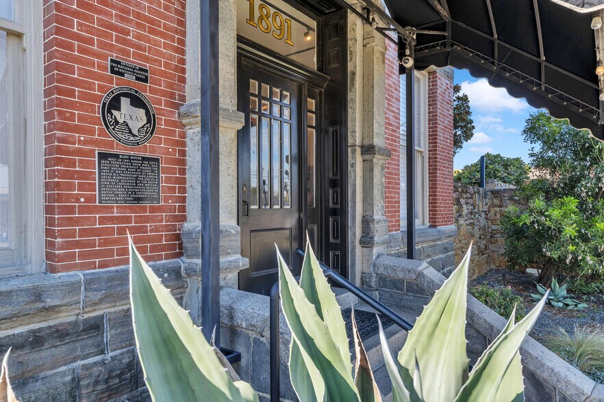 More Photos Of 601 Bessemer Ave, Llano Restaurant For Sale