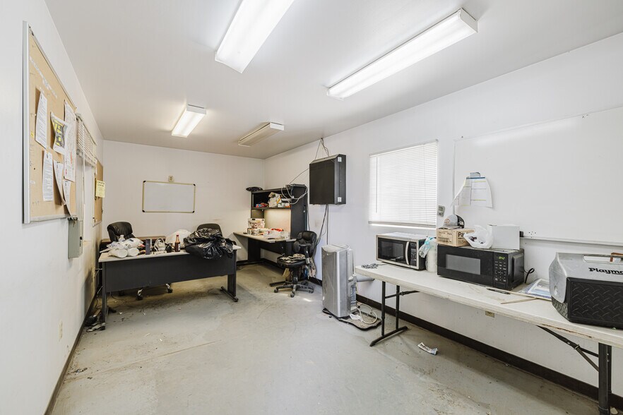 More Photos Of 824 Poplar St, Carlin Industrial For Sale
