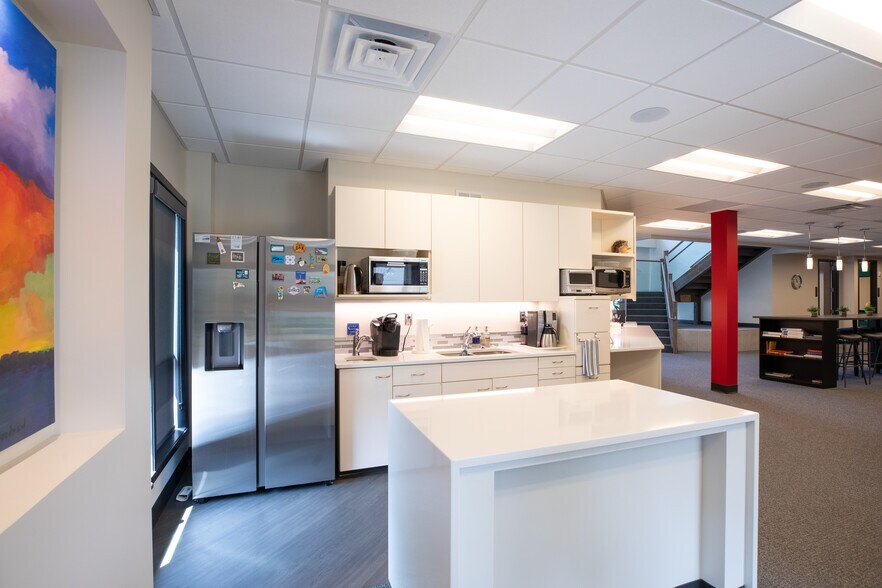 More Photos Of 10670 Barkley St, Overland Park Office For Sale