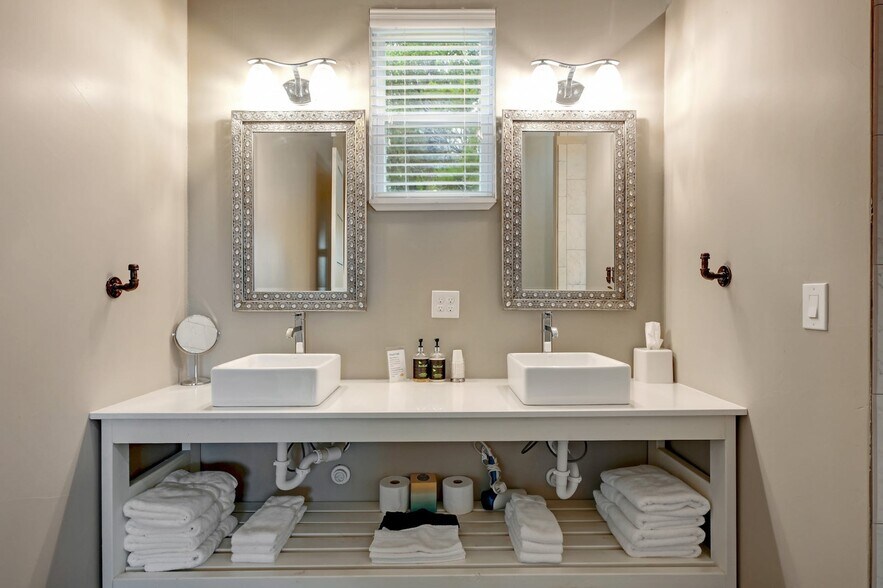 More Photos Of 7400 McGregor Ln, Dripping Springs Hotel For Sale