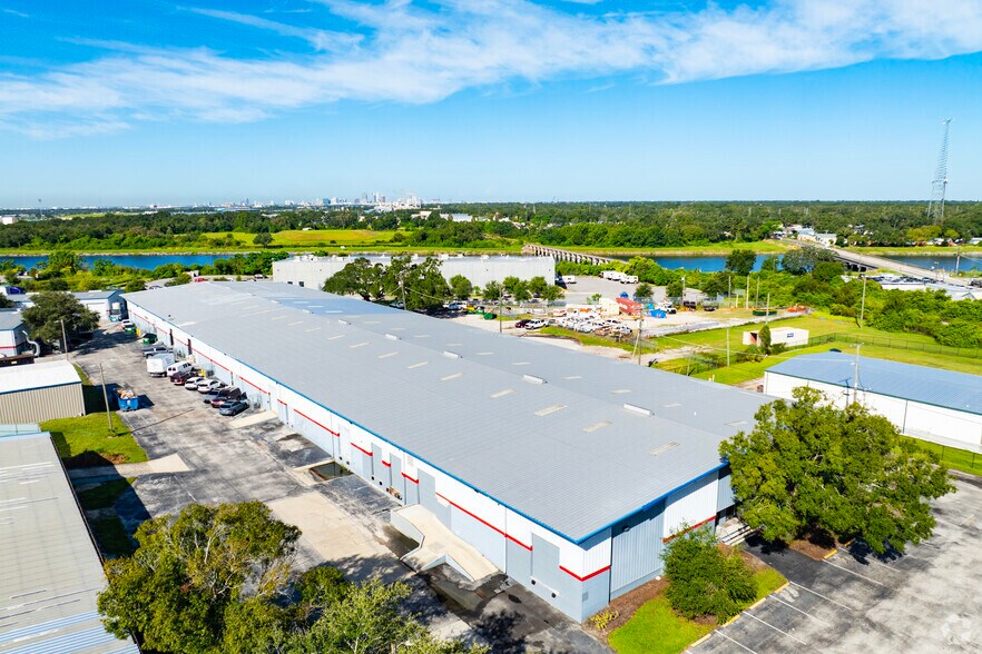 More Photos Of 2604 Tampa East Blvd, Tampa Warehouse For Lease