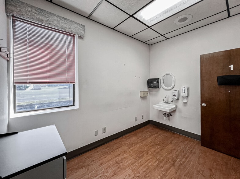 More Photos Of 119 W Lowman St, Mullins Medical For Sale