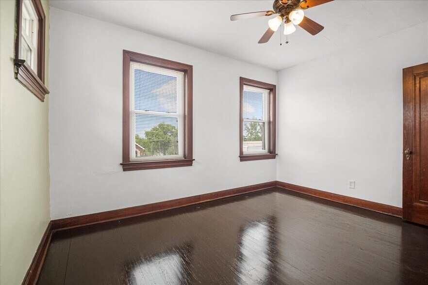 More Photos Of 8700 Gravois Rd, Saint Louis Storefront Retail Residential For Sale