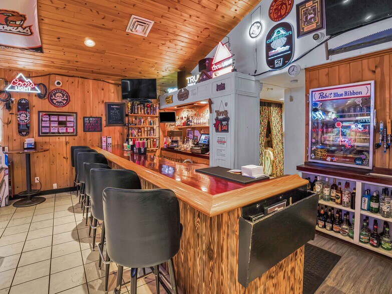 More Photos Of 142 S Main St, Jefferson Flex For Sale