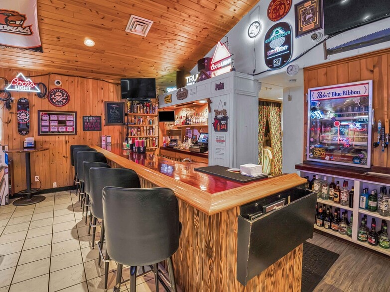 More Photos Of 142 S Main St, Jefferson Flex For Sale