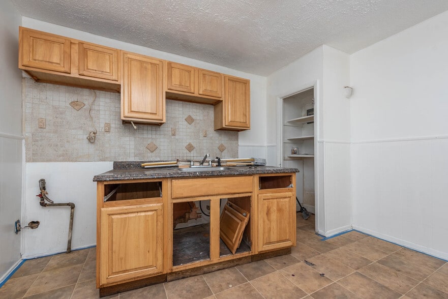 More Photos Of 7231 Harford Rd, Baltimore Storefront Retail Residential For Sale