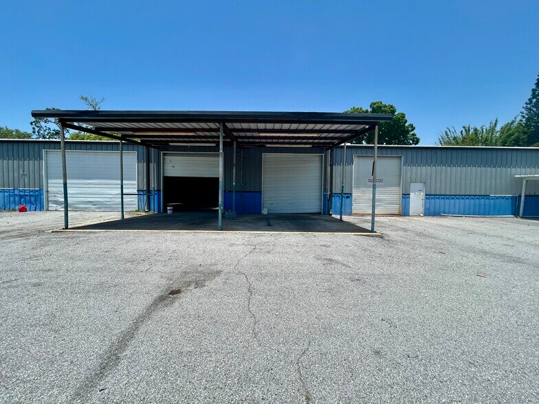 More Photos Of 2300 Grand Blvd, Holiday Light Distribution For Lease