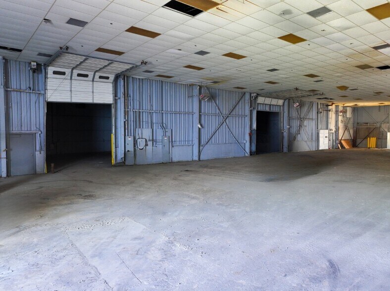 More Photos Of 1537 Grafton Rd, Millbury Warehouse For Lease
