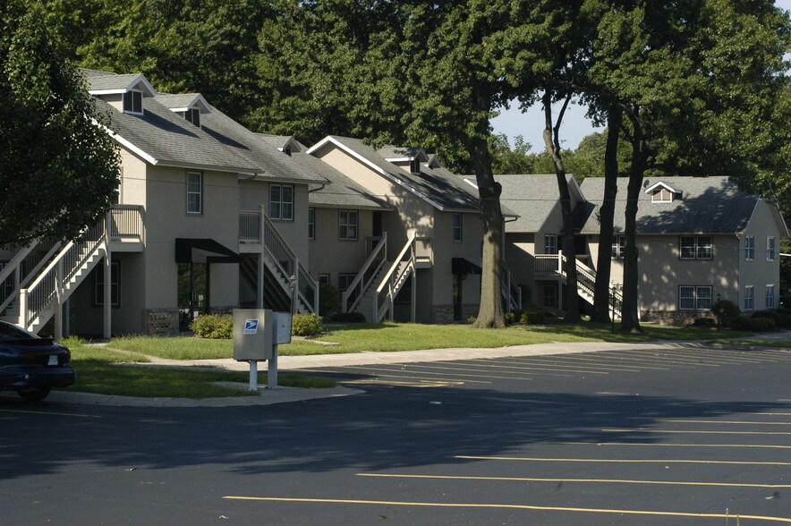 More Photos Of 8015 Shawnee Mission Pky, Merriam Office For Lease