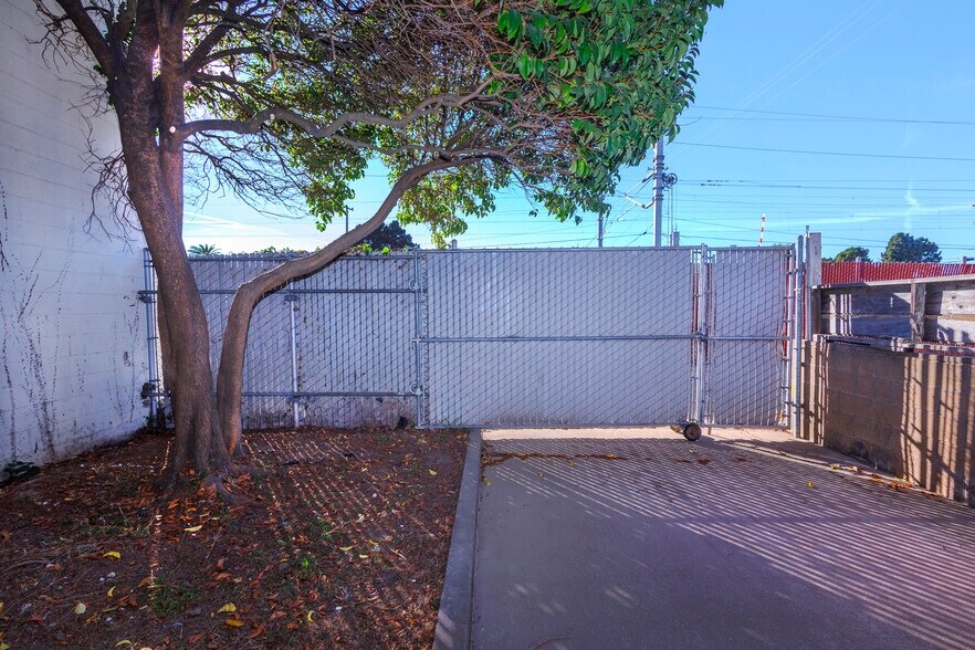 More Photos Of 1093 Montgomery Ave, San Bruno Service For Sale