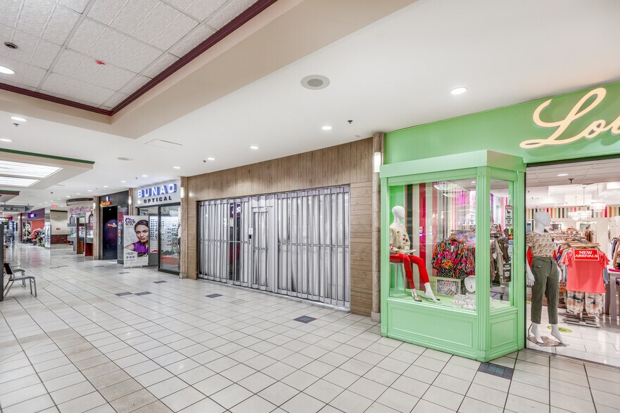 More Photos Of 370 E Broadway, Vancouver Unknown For Lease