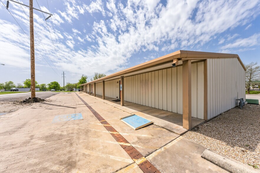 More Photos Of 1611 Old Granger Rd, Taylor Office For Lease