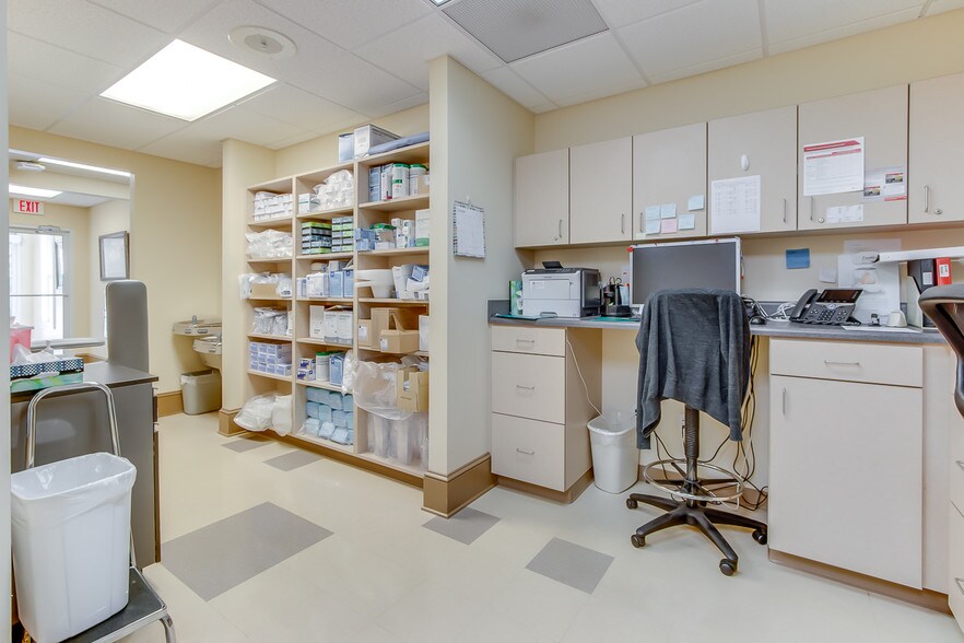 More Photos Of 135 Professional Park Dr, Seneca Healthcare For Lease