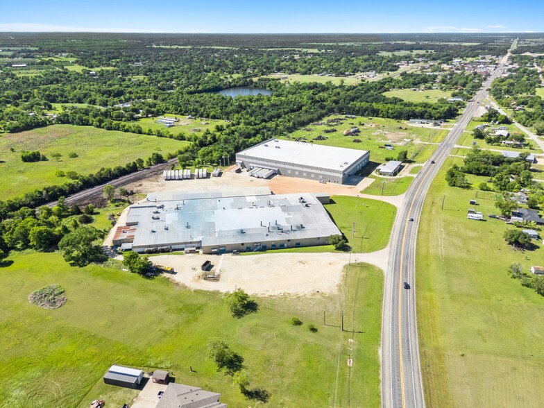 Primary Photo Of 1002 N Ellis St, Groesbeck Manufacturing For Sale