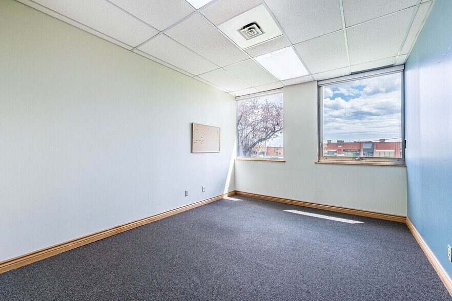 More Photos Of 220 Advance Blvd, Brampton Office For Sale