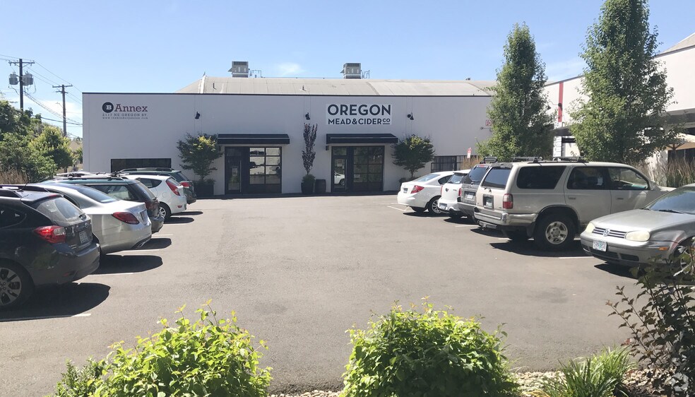 More Photos Of 2117 NE Oregon St, Portland Showroom For Lease
