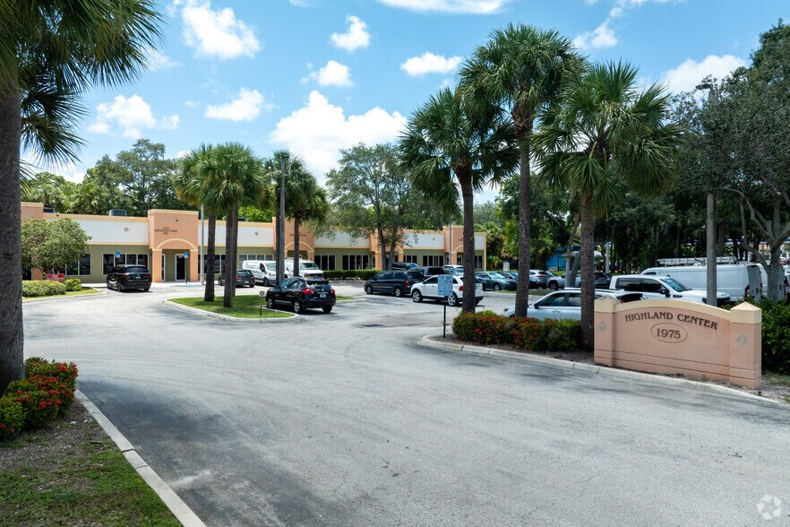 More Photos Of 1975 Sansbury Way, West Palm Beach Showroom For Lease