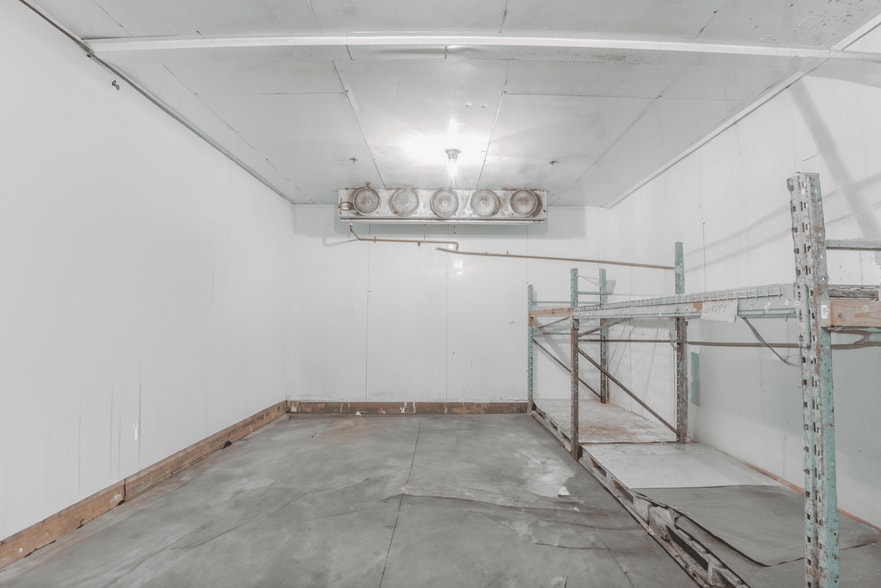 More Photos Of 295-455 Deslauriers Rue, Saint-Laurent Warehouse For Lease