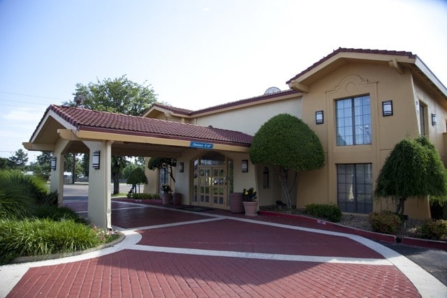 More Photos Of 5201 N State Line Ave, Texarkana Hotel For Sale