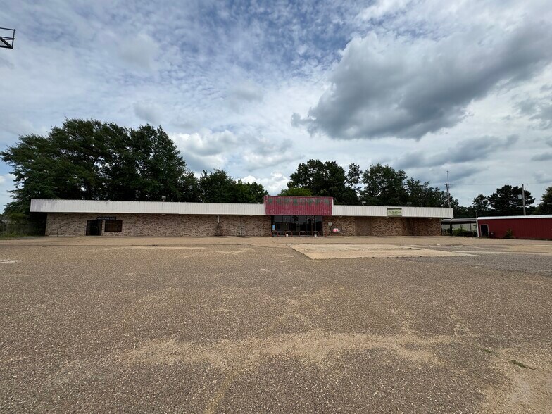 More Photos Of 802 US Highway 59, Queen City General Retail For Sale