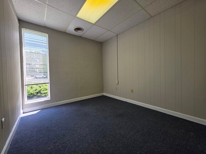 More Photos Of 404 St Andrews Dr, Greenville Office For Lease