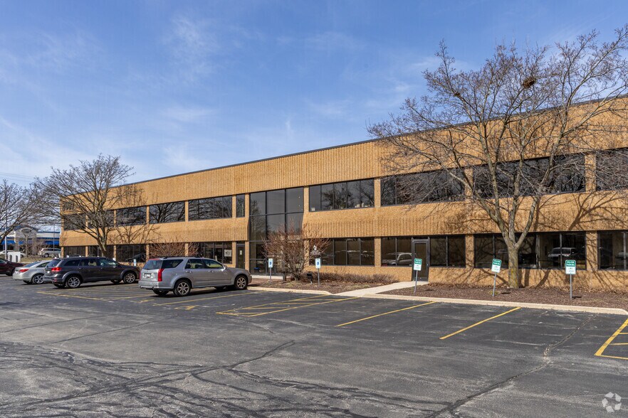 More Photos Of 2607 N Grandview Blvd, Waukesha Office For Lease