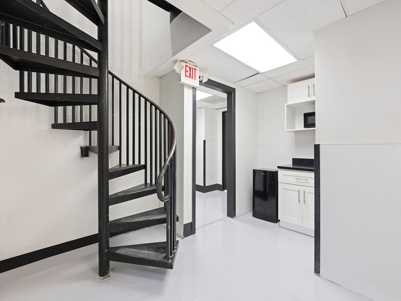 More Photos Of 721 Collins Ave, Miami Beach Storefront For Lease