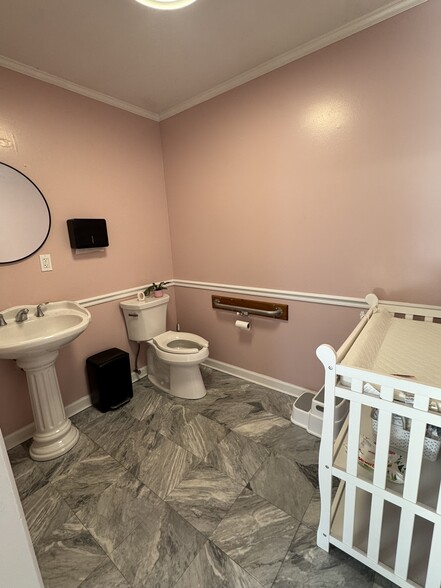 More Photos Of 17 Commons Dr, Litchfield Freestanding For Lease