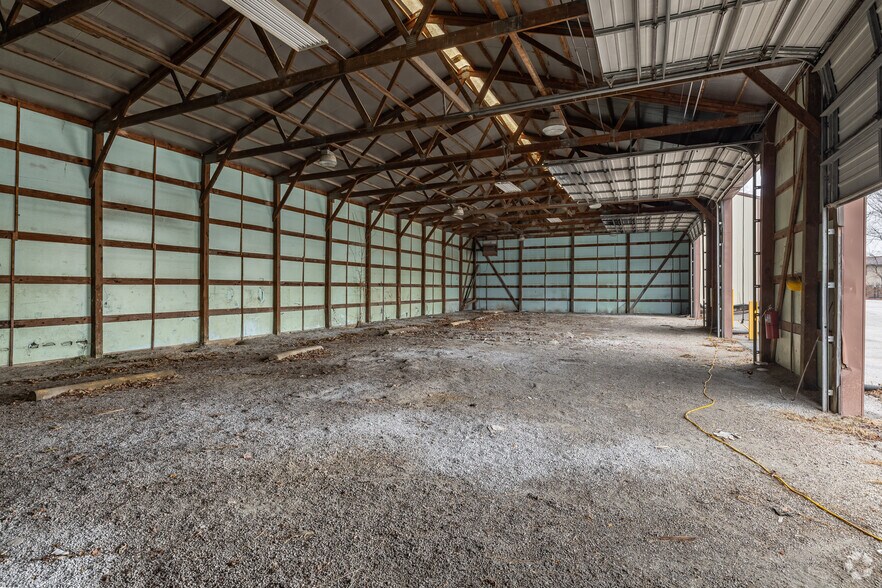 More Photos Of 900-914 Tonsor Rd, Alton Warehouse For Sale