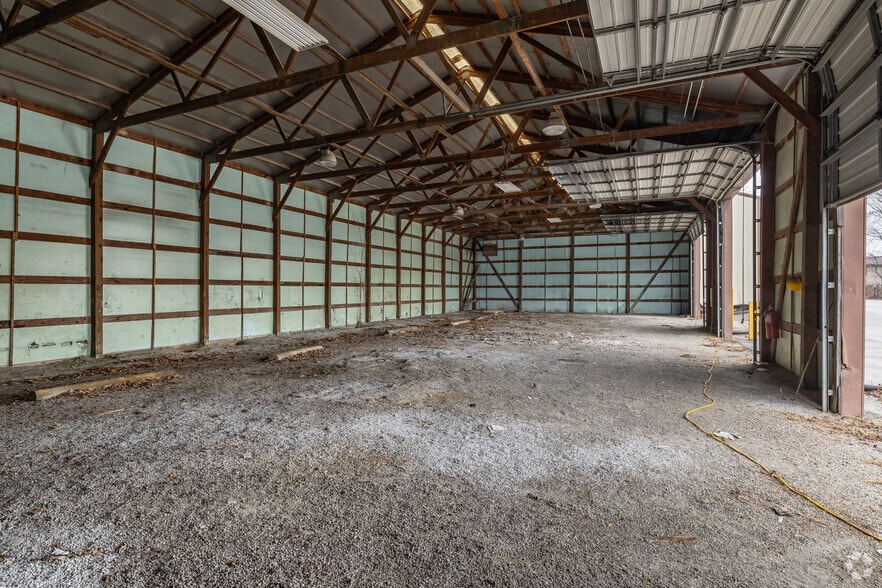 More Photos Of 916 Tonsor Rd, Alton Warehouse For Sale