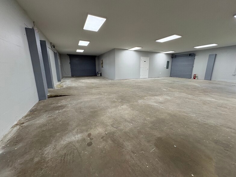 More Photos Of 18252 E Colonial Dr, Orlando Light Distribution For Lease