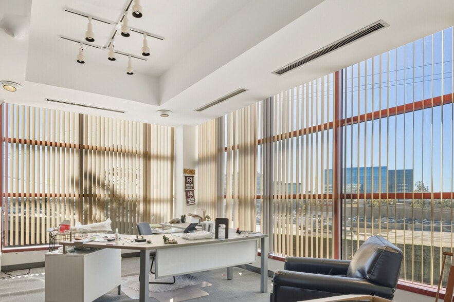 More Photos Of 2140 Cotner Ave, Los Angeles Loft Creative Space For Sale