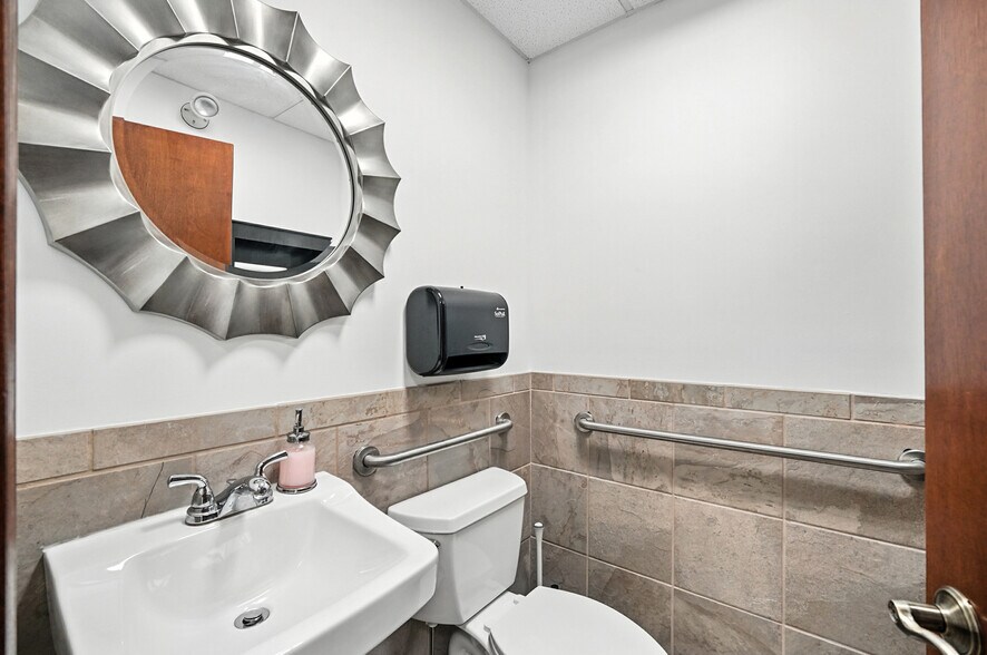 More Photos Of 5636 Bridgetown Rd, Cincinnati Medical For Sale