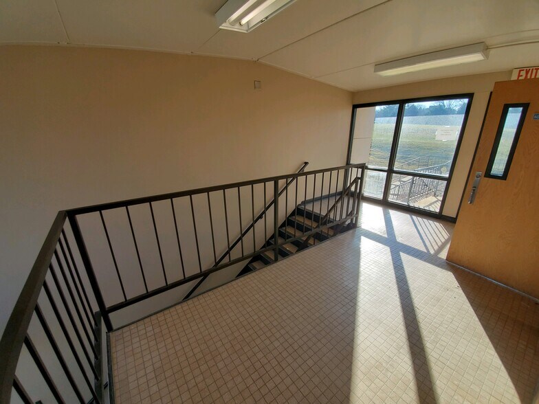 More Photos Of 2690 Fleur Dr, Des Moines Office For Lease