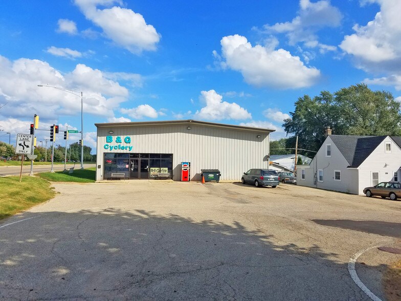 More Photos Of 131 E Rollins Rd, Round Lake Beach Freestanding For Sale