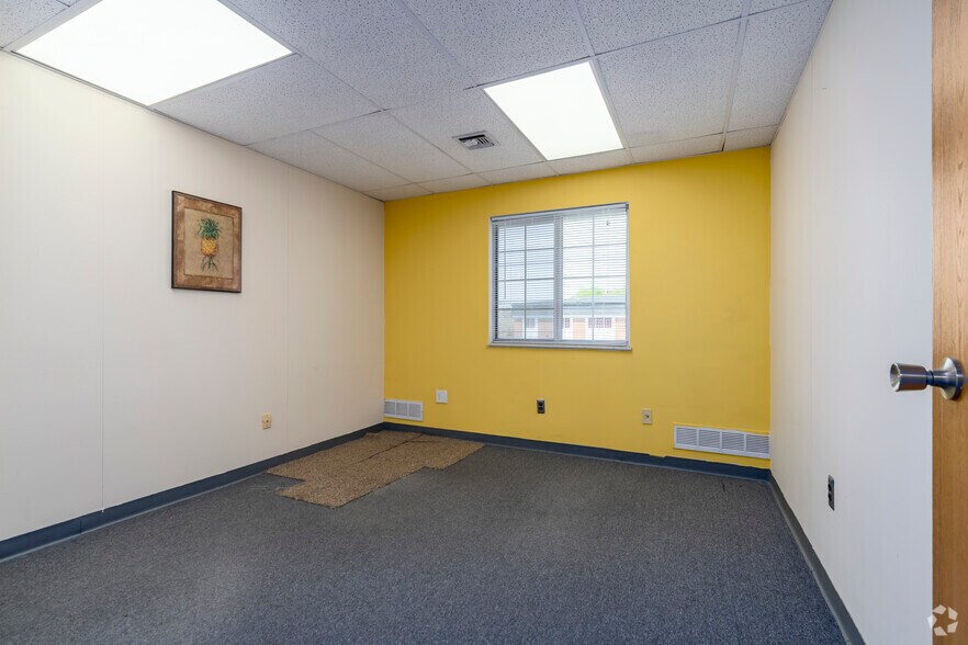 More Photos Of 32969 Hamilton Ct, Farmington Hills Office For Sale