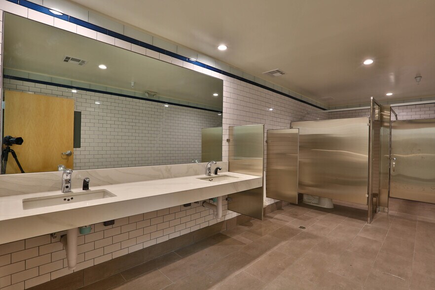 More Photos Of 118-122 Charcot Ave, San Jose Flex For Lease