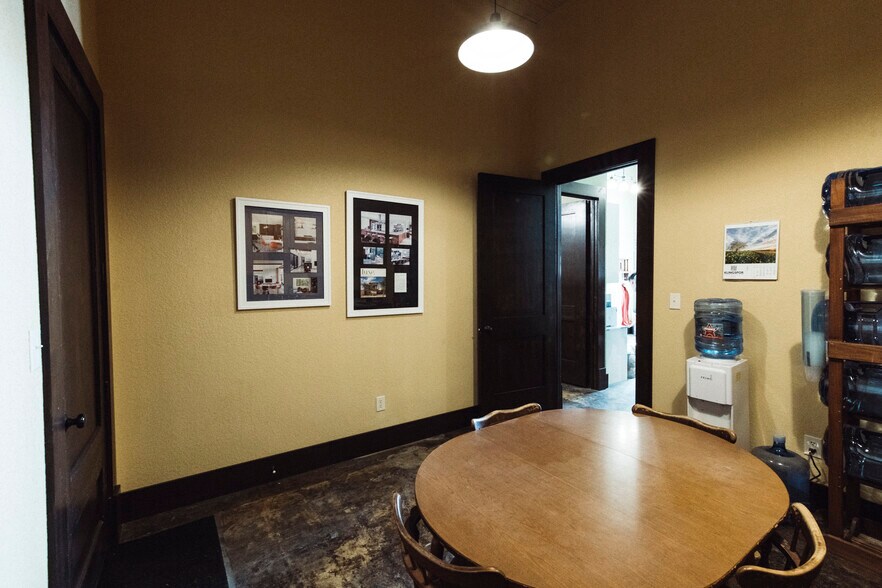 More Photos Of 75 Main St, Maxwell Warehouse For Lease