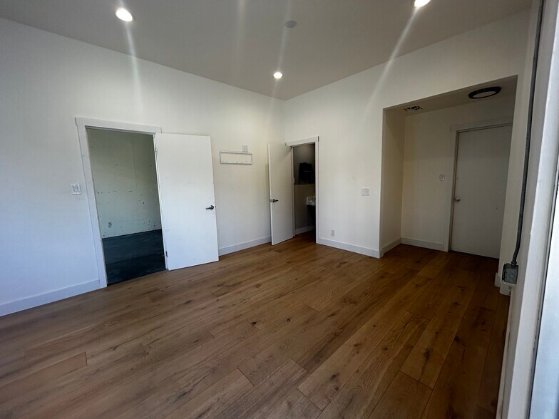More Photos Of 716 San Antonio Rd, Palo Alto Manufacturing For Lease