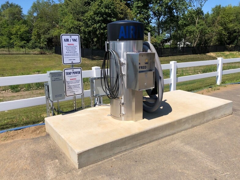 More Photos Of 32550 N US Highway 12, Volo Self Storage For Lease