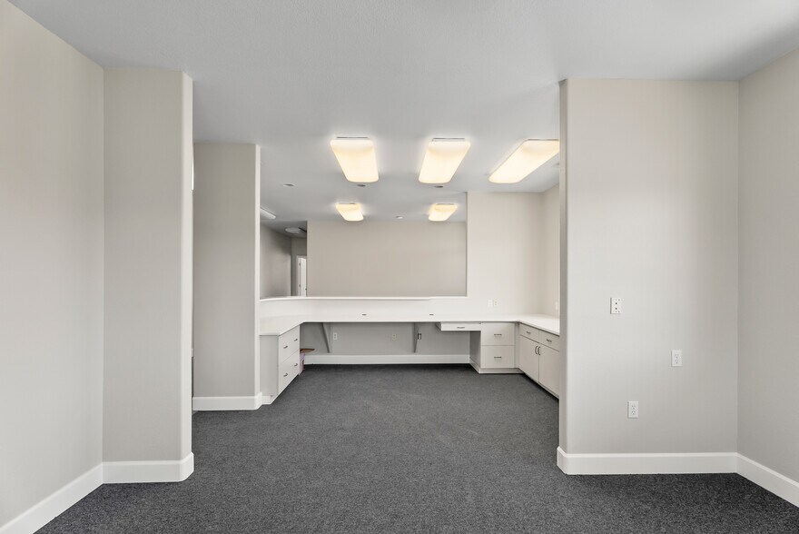 More Photos Of 180 Weyerhaeuser Dr N, Roseburg Warehouse For Sale