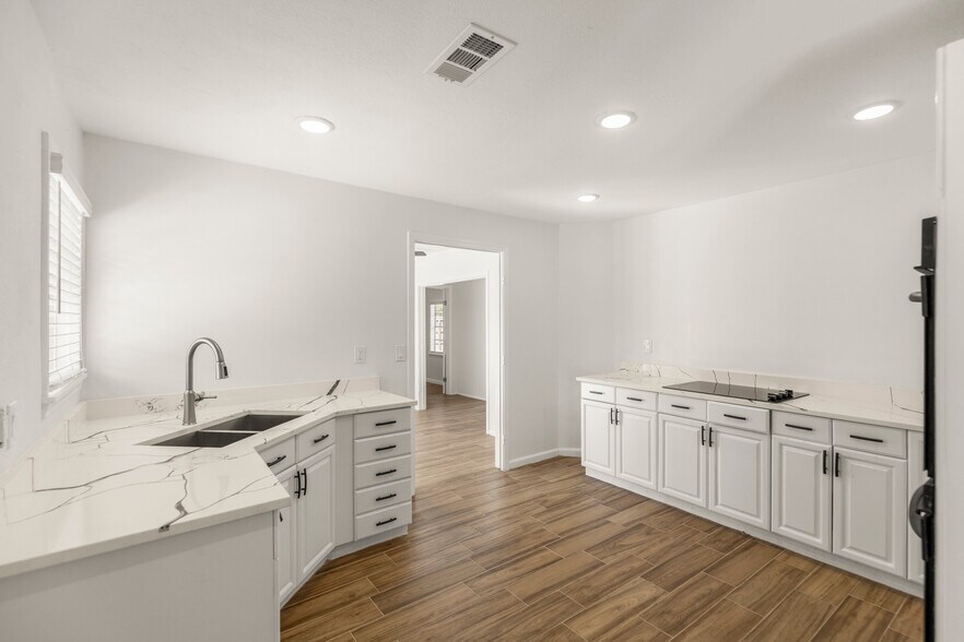 More Photos Of 14135 Huffmeister Rd, Cypress Freestanding For Lease