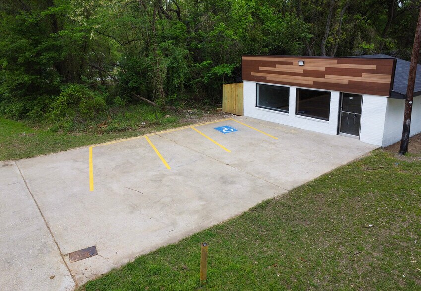 More Photos Of 2410 Angeline St, Kilgore Freestanding For Lease