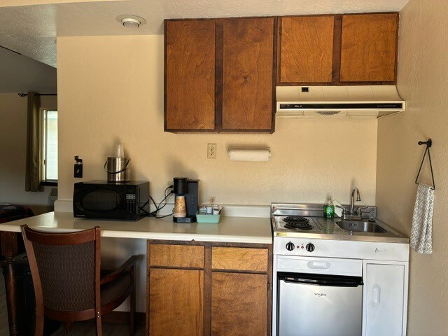 More Photos Of 4112 Redwood Dr, Redway Hotel For Sale