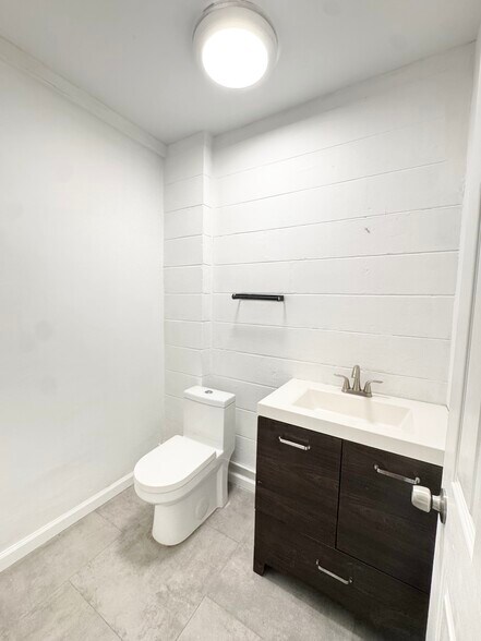 More Photos Of 3160 N 46th Ave, Saint Petersburg Warehouse For Sale