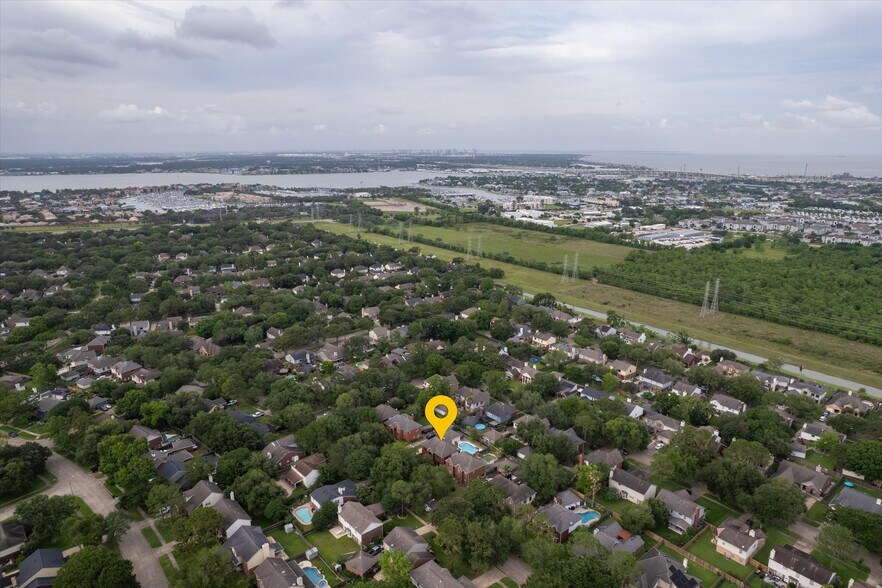 More Photos Of 124 Lake Point Dr, League City Specialty For Sale