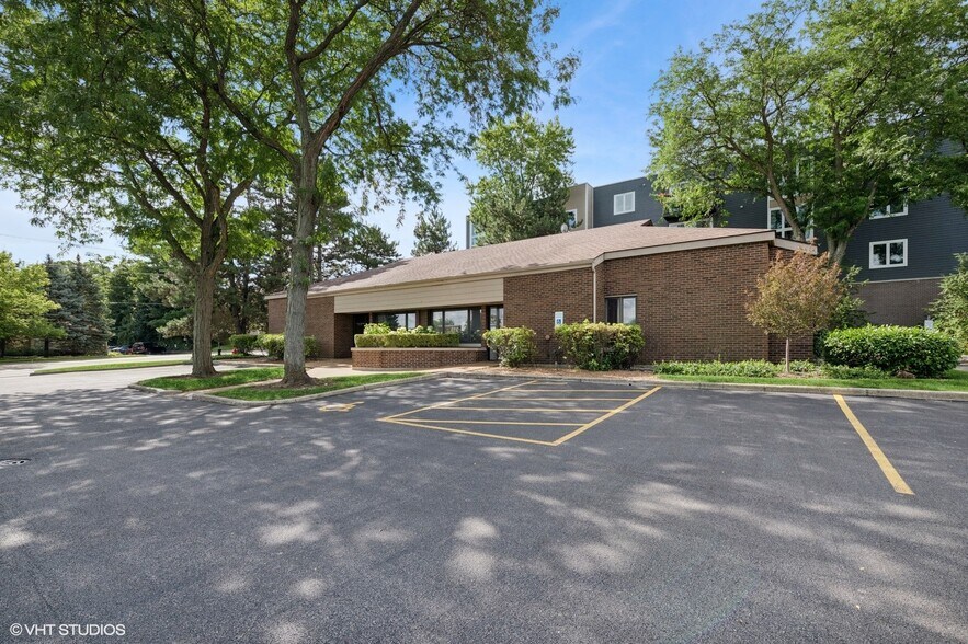 More Photos Of 915 N Milwaukee Ave, Libertyville Office For Sale