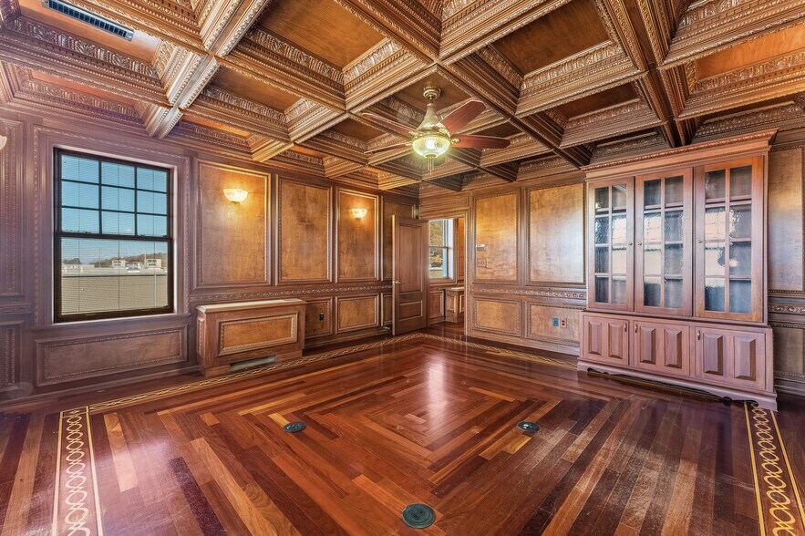 More Photos Of 324 N College Ave, Fayetteville Office For Sale