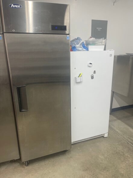 More Photos Of 305 W 27th St, Bryan Storefront For Lease